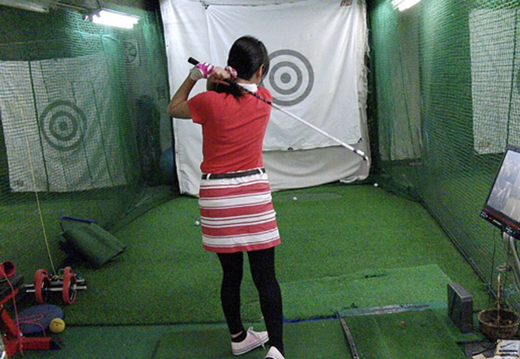 代々木ゴルフスクールは、フリータイムの予約制で初心者や女性にもおすすめのゴルフスクール。